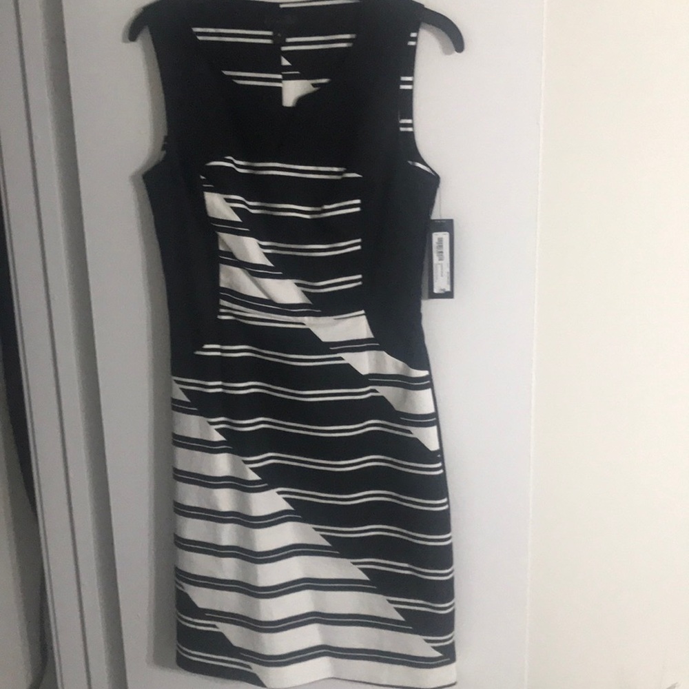 Worthington sleeveless black/white v-neck dress. - Picture 2 of 7